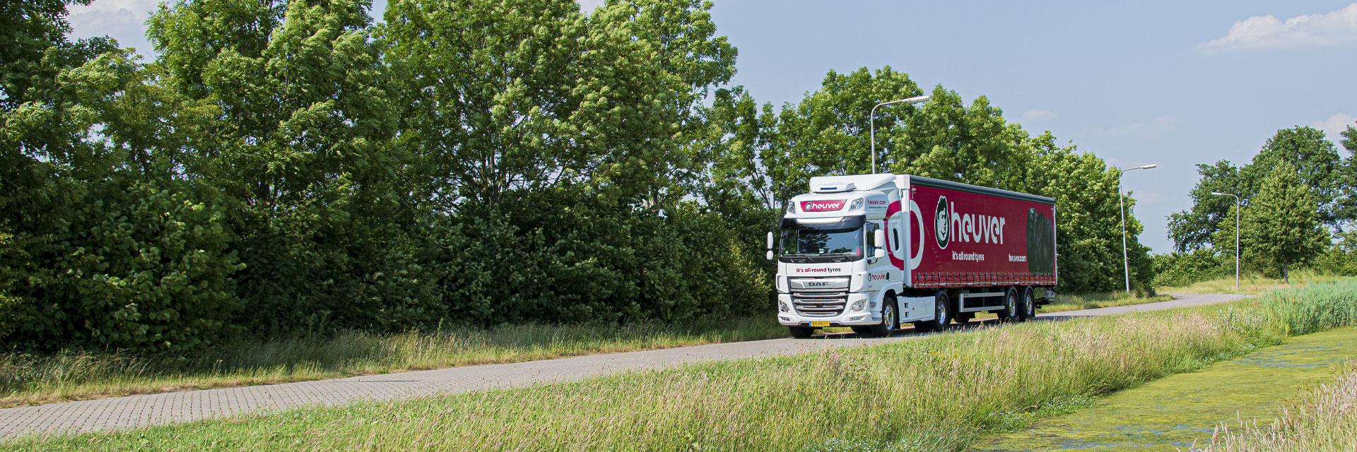 Truck met Heuver logo op landstraat - Duurzaamheid